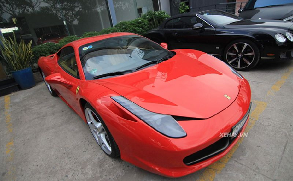 Siêu xe Ferrari 458 Italia đỏ rực trên phố Sài Gòn
