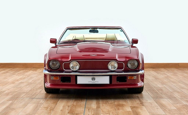 Cận cảnh xe cổ Aston Martin V8 Volante 1988 của David Beckham 
