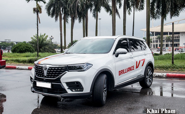 Xe tàu Brilliance V7 giá 700 triệu có gì thú vị?