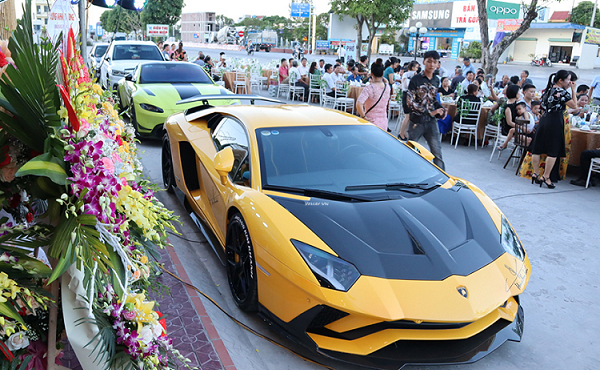 Đại gia Sài Gòn mang 2 siêu xe Lamborghini Aventador S LP740-4 và Aston Martin V8 Vantage hơn 60 tỷ về Hải Dương