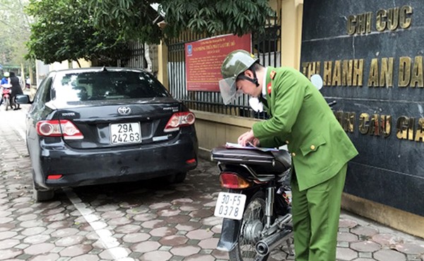 Đỗ ôtô trên vỉa hè có phạm luật không?