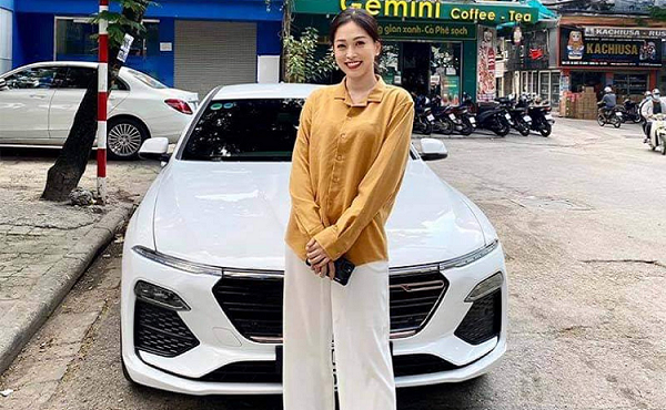 Á hậu Phương Nga chi hơn 1 tỷ đồng tậu VinFast Lux A2.0