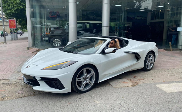 Bên trong Chevrolet Corvette C8 2020 có giá hơn 8 tỷ đồng