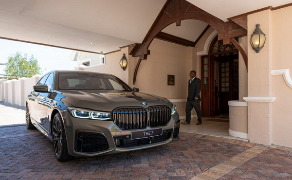 Xế sang BMW 745Le xDrive của khách sạn ở Cape Town