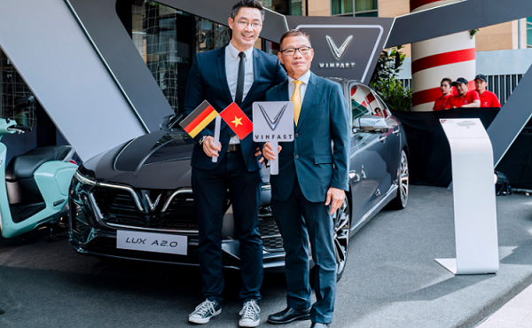 Cựu Phó thủ tướng Đức cầm lái 'xe chủ tịch' Vinfast President