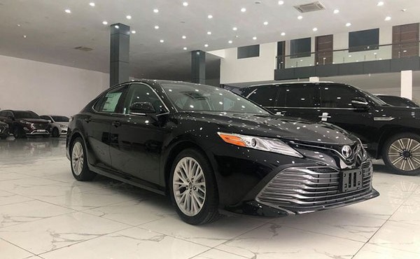 Cân cảnh Toyota Camry tại Việt Nam đắt hơn Lexus ES 