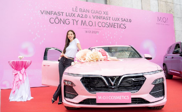 Ca sĩ Hồ Ngọc Hà chi hơn 3 tỷ tậu đủ bộ sưu tập xe VinFast
