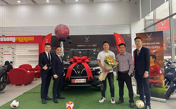 Trung vệ Bùi Tiến Dũng tậu VinFast LUX SA2.0 bấm trúng luôn biển đẹp