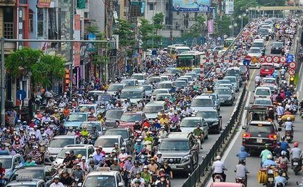 Xe hơi ấn làn đường xe máy bị phạt ra sao?