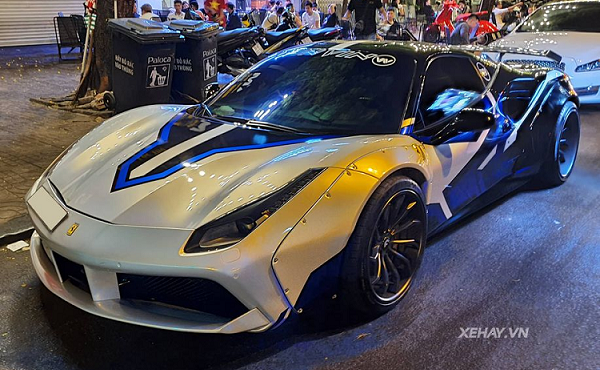 Cận cảnh Ferrari 488 GTB độ Liberty Walk đổi màu sơn 