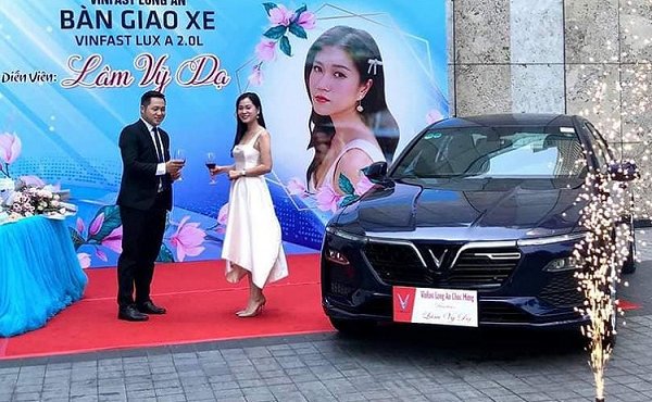 Lâm Vỹ Dạ chi hơn 1 tỷ mua VinFast Lux A2.0 