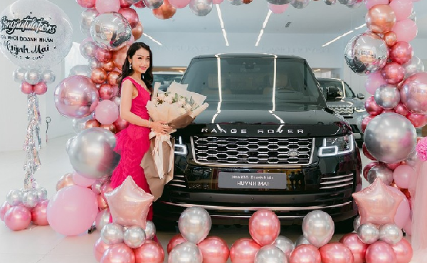 Hoa khôi doanh nhân Huỳnh Mai chi 10 tỷ tậu xe sang 