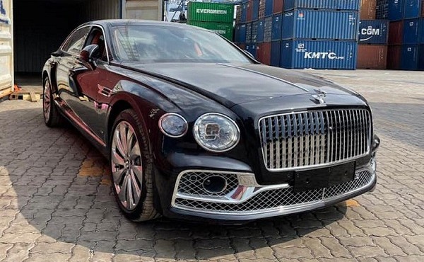 Đại gia Lan đột biến Củ Chi bỏ hơn 30 tỷ đồng tậu Bentley Flying Spur 