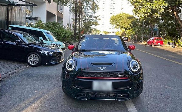 Đại gia Cường Đô la chở con gái trên MINI John Cooper mui trần giá 2,5 tỷ