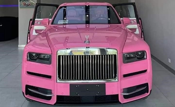 Cận cảnh Rolls-Royce Cullinan màu hồng khiến các nữ đại gia Việt mê mệt 