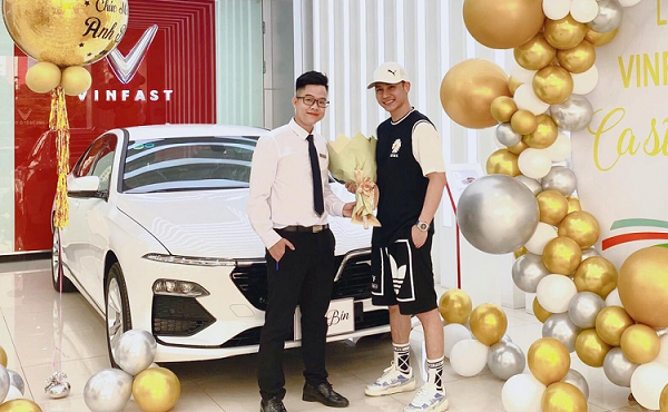 Ca sĩ Chu Bin tậu xe VinFast Lux A2.0 