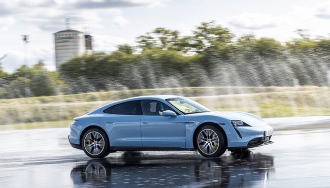 Nghi vấn Porsche Taycan mất điện khi đang vận hành
