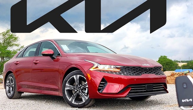 Cận cảnh Kia K5 với logo mới và thêm nhiều trang bị 