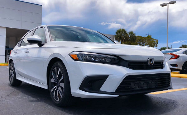 Nữ Youtuber đánh giá Honda Civic 2022 như thế nào?