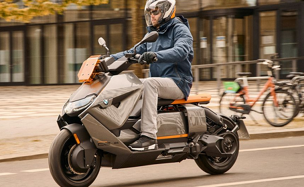 Cận cảnh chiếc xe máy điện có giá tới hơn 270 triệu đồng