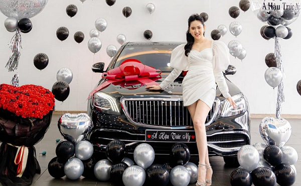 Á hậu Trúc Ny chi hơn 7 tỷ đồng mua xe sang S450 
