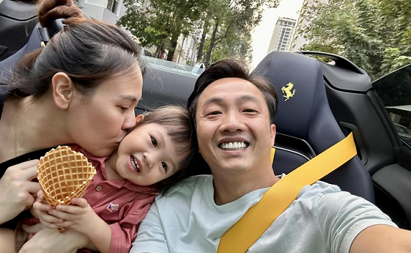 Cường Đô La chở vợ con trải nghiệm Ferrari SF90 Spider hơn 50 tỷ