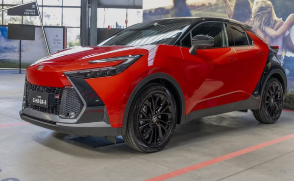 Cận cảnh Toyota C-HR 2024 từ 879 triệu đồng 