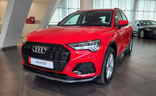 Audi Q3 Black Edition 2024 giá 1,8 tỷ đồng 