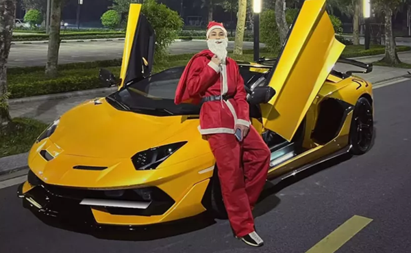 Ông già Noel Việt “cưỡi bò” Lamborghini Aventador bạc tỷ phát quà