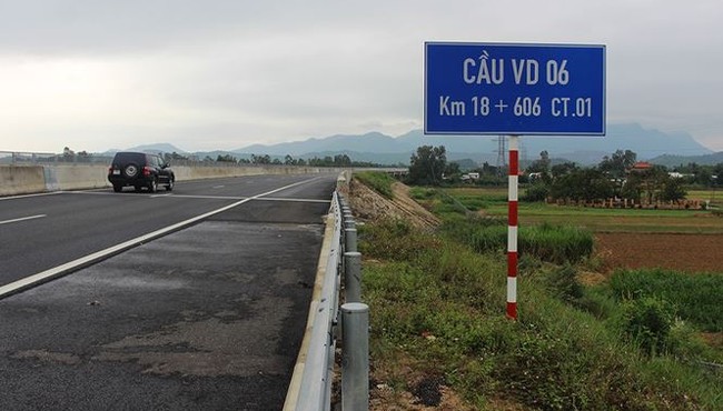 Mục kích những vết nứt, lượn sóng trên cao tốc Đà Nẵng - Quảng Ngãi