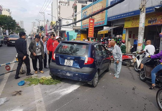 Đọc gì hôm nay 4/1: Mượn ô tô con trai lái thử, ông bố gây tai nạn liên hoàn