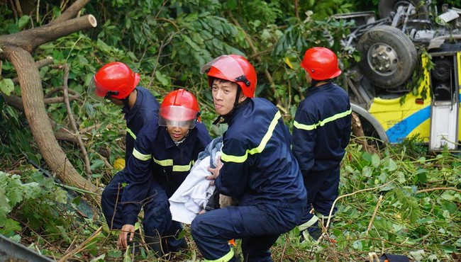 Xe khách chở sinh viên lao xuống đèo Hải Vân: Một nạn nhân tử vong