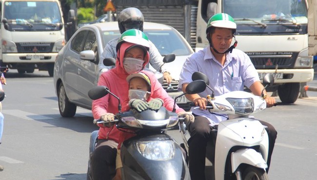 Người dân Sài Gòn mưu sinh trong những ngày nóng "nung người" tháng 3