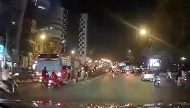Video: Khoảnh khắc xe bus húc đổ cột cầu vượt Thái Hà