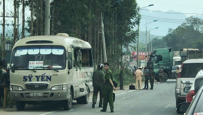 Xe đầu kéo va chạm với xe khách 5 người thương vong