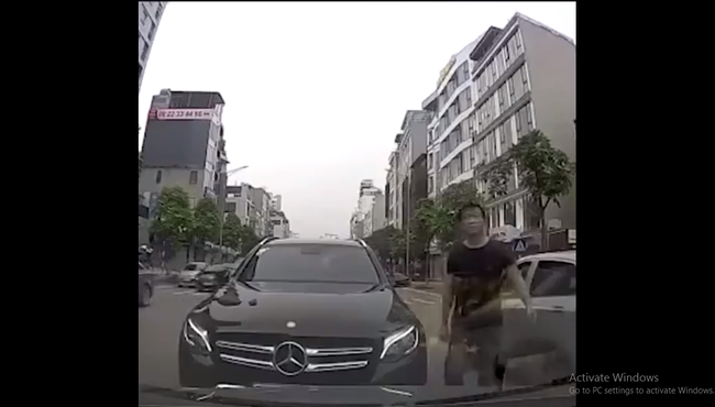 Clip: Tài xế Mercedes lấn làn chửi bới do không nhường đường