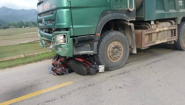 Điện Biên: Xe tải lấn làn, va chạm xe máy khiến 2 mẹ con thương vong