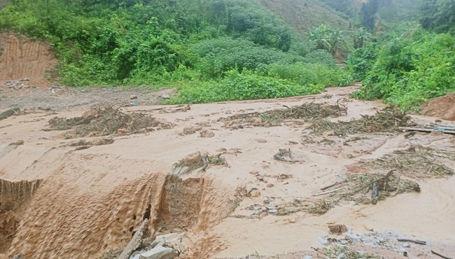 Trung úy trực chốt chống COVID-19 và một sinh viên bị lũ cuốn trôi