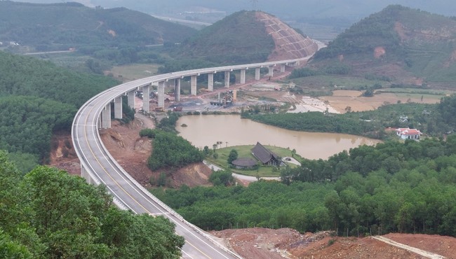 Cận cảnh tuyến cao tốc Cam Lộ - La Sơn trước ngày thông xe