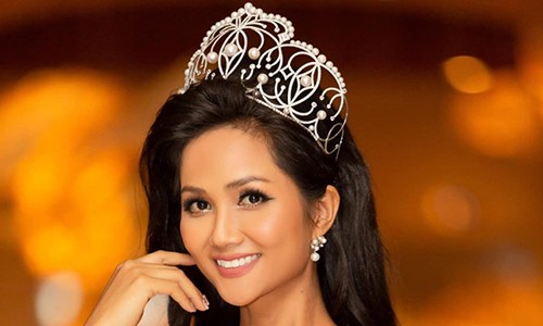H'hen Niê được tặng vĩnh viễn vương miện trị giá gần 3 tỷ  