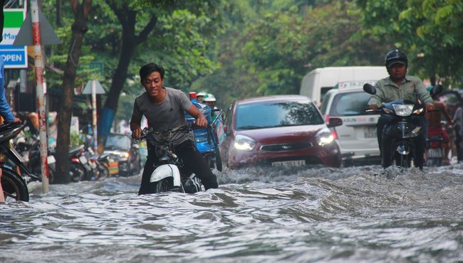 Mưa dông, lốc kèm gió giật mạnh ở Tây Nguyên và các tỉnh Nam bộ