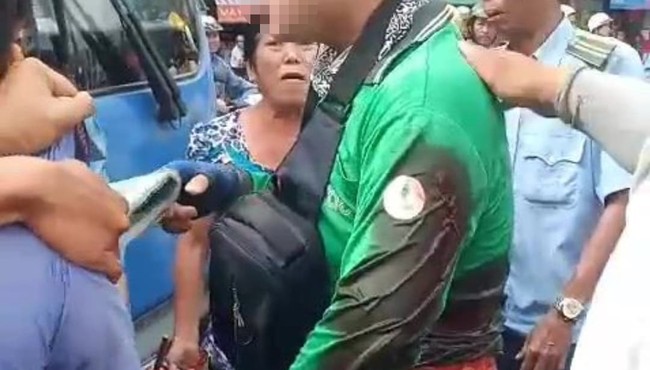 Tài xế xe buýt ở TP HCM dùng dao đâm người chạy Grab