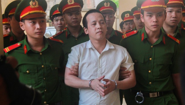 Kẻ thảm sát 3 bà cháu ở Bình Dương tỏ vẻ bất cần, mỉm cười tại tòa