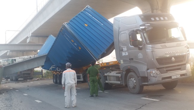 Nhiều sai phạm ở cầu bộ hành băng qua Xa lộ Hà Nội bị xe container kéo sập