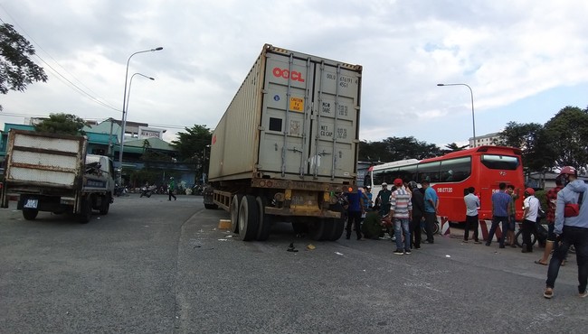 Chạy vào làn ô tô bị xe container tông, vợ chết tại chỗ, chồng nguy kịch