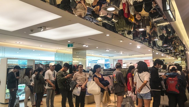 Xếp hàng dài chờ thanh toán trong ngày Black Friday tại Sài Gòn