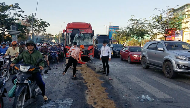 Xe Phương Trang tông xe khách đang dừng đèn đỏ khiến 5 người bị thương