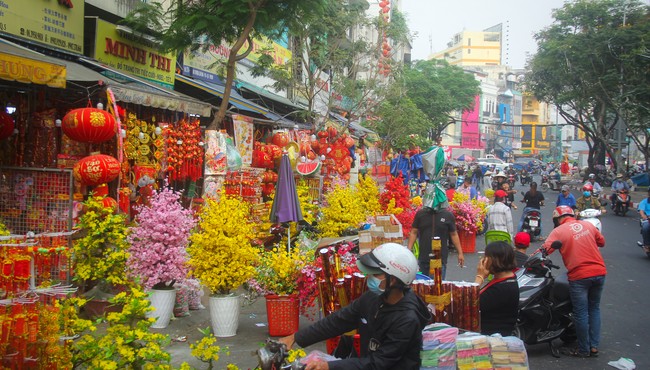 Con đường Sài Gòn được nhuộm đỏ bởi đồ trang trí ngày Tết 