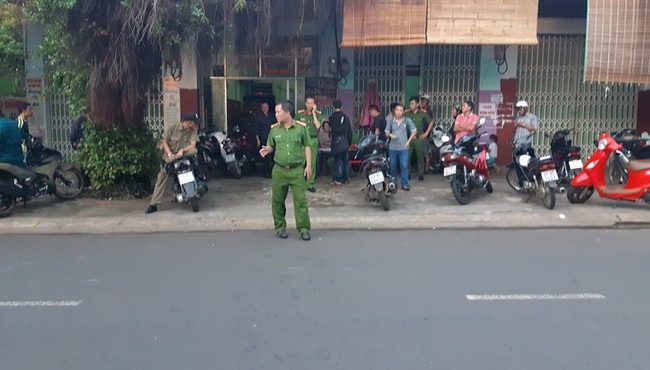 Đang hát karaoke bị đối thủ đâm chai bia vào cổ tử vong