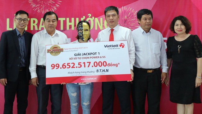 Cô gái làm tóc ở Bến Tre nhận giải Jackpot gần 100 tỷ đồng của Vietlott 